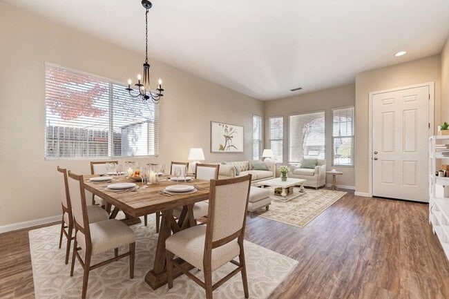 Building Photo - Gorgeous Roseville 4 Bedroom