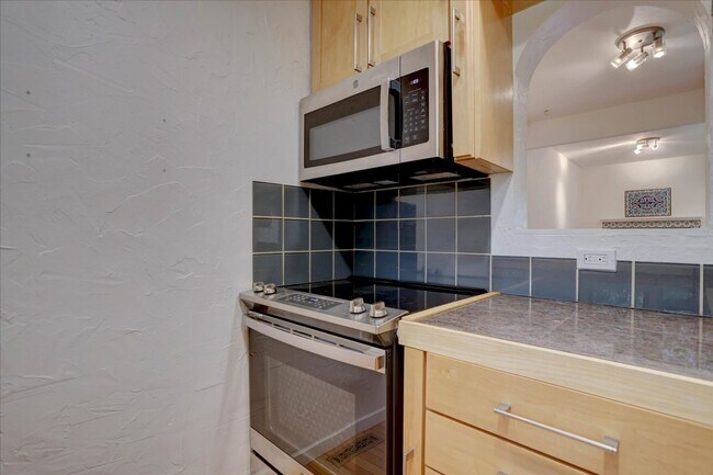 Building Photo - Available for immediate move-in!