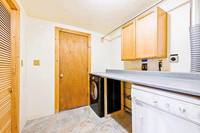 Building Photo - 6060 Kilimanjaro Dr