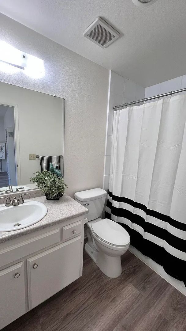 Building Photo - Cozy Lompoc Townhouse