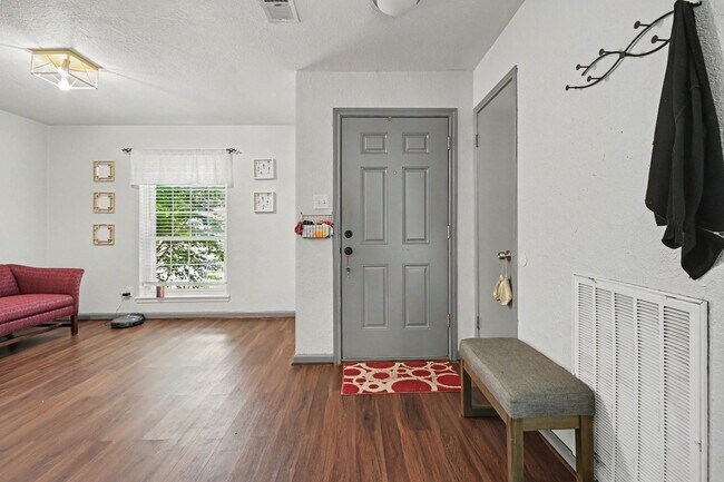 Building Photo - 423 Merriweather St