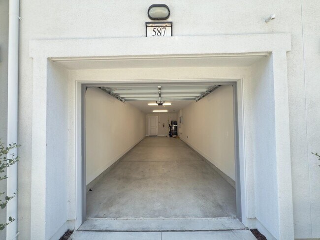 Building Photo - 587 Redberry Wy