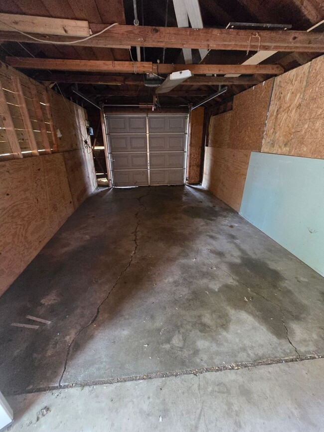 Building Photo - 3 BEDROOM SINGLE FAMILY