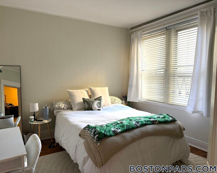 Building Photo - 65 Park Dr