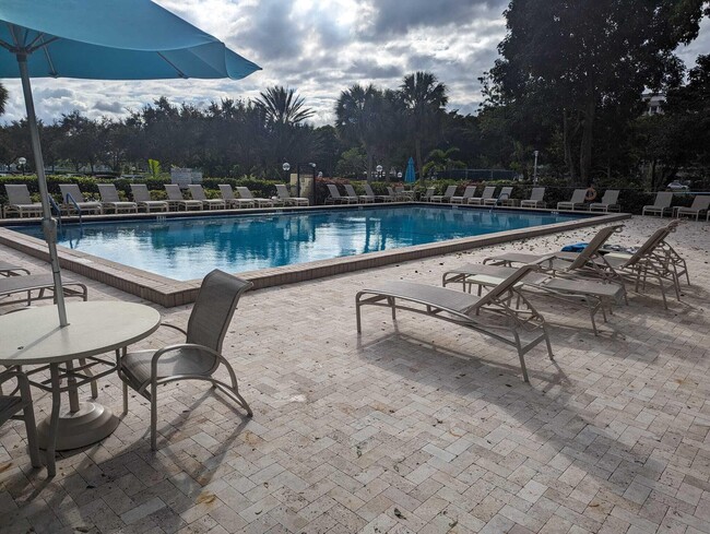 Building Photo - 3150 N Palm Aire Dr