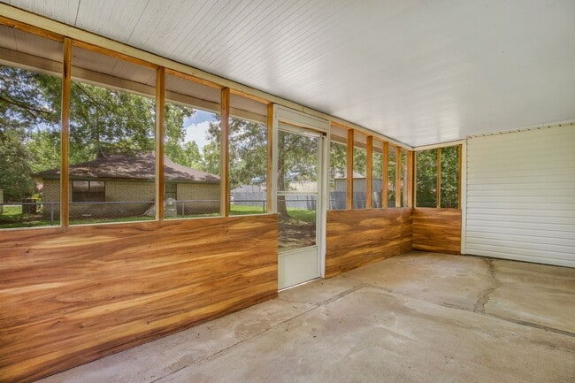Building Photo - Spacious 3 Bedroom home
