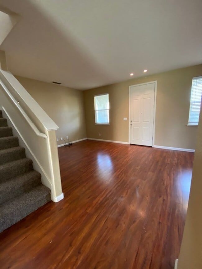 Building Photo - North Natomas 2 Story 4 bed 2.5 bath 2 Car...