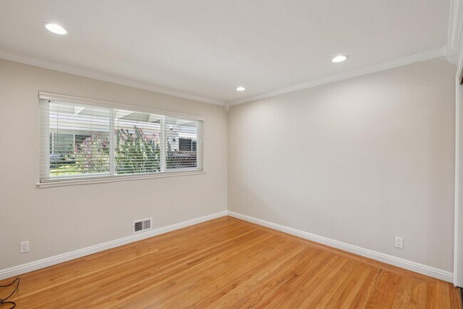 Building Photo - Luxury Apartment Available in gated Community downtown Palo Alto!