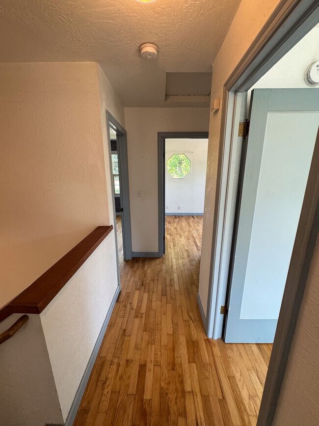 Building Photo - 3 Bed, 1.5 Bath overlooking the Rose Garden and Willamette River bike path in Whiteaker