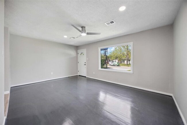 Building Photo - 5206 Willow Glen Dr
