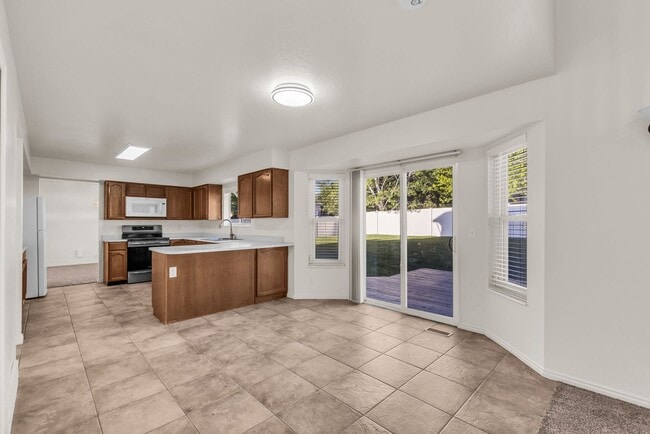 Building Photo - 5BR Sandy Home w/ NEW Flooring, Huge Basement & Large Backyard