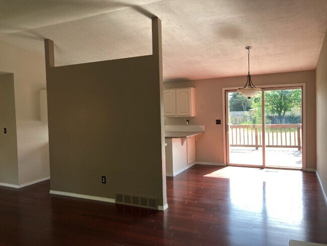 Building Photo - Green Acres Split Level