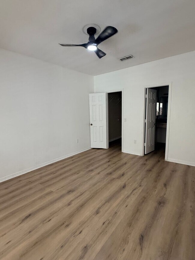 Building Photo - 7800 Point Meadows Dr