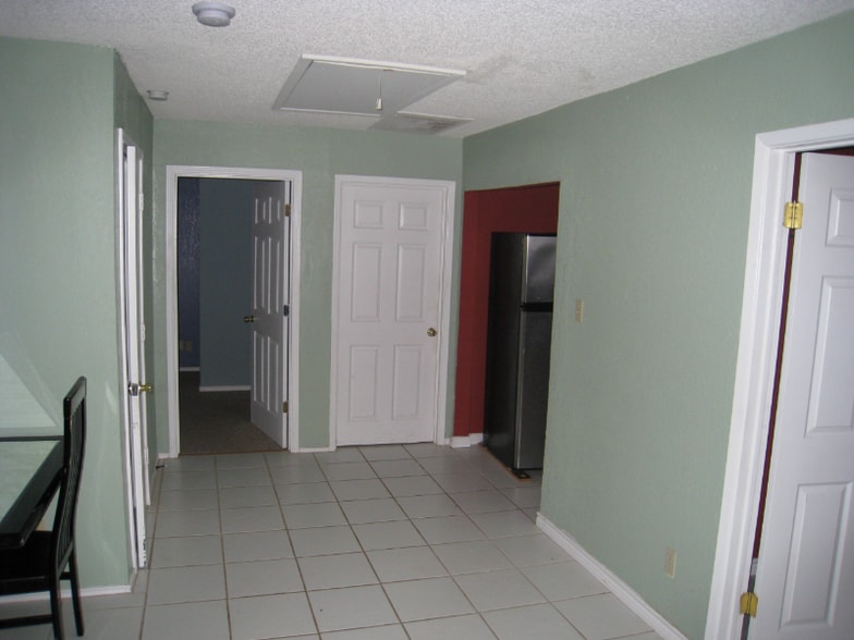 Building Photo - 1112 W 4th St