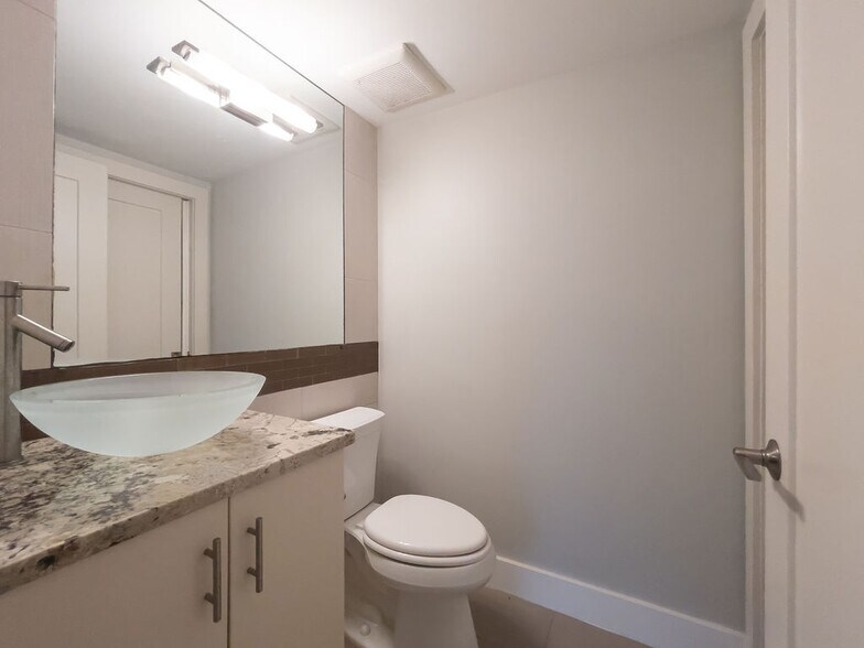 Building Photo - 64 Isle Of Venice Dr