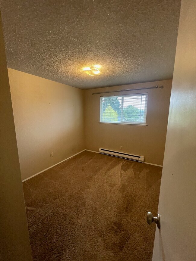 Building Photo - 1017 N Viewmont Dr