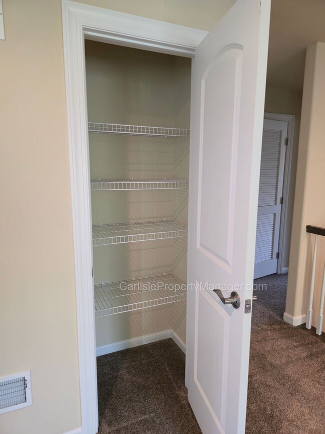 Building Photo - Duplex includes 2 car garage, laundry, pat...