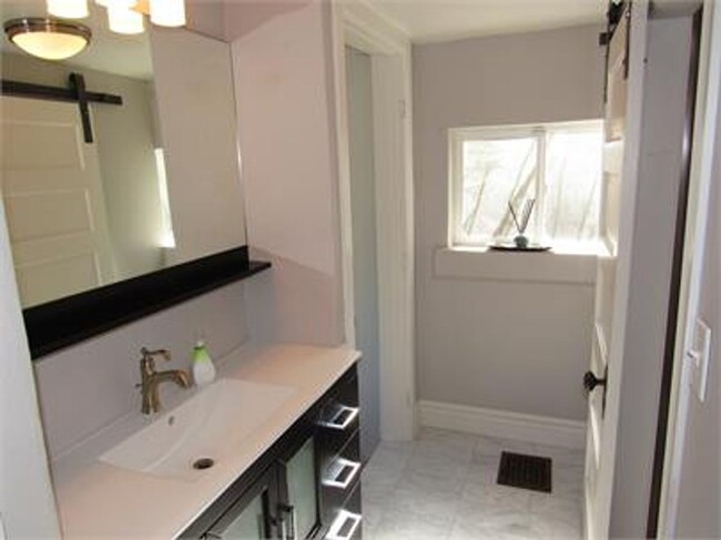 Building Photo - Remodeled & updated 3 bed 2 bath rowhome i...