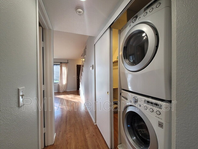 Building Photo - 3127 Vía Grande