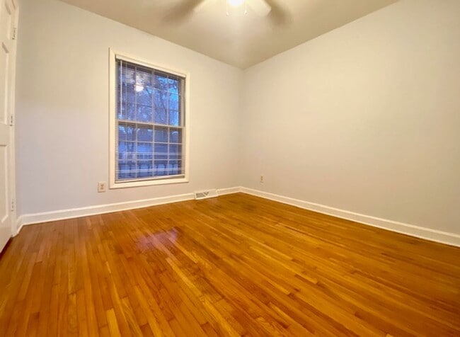Building Photo - Nice quiet neighborhood -3 bed,2 bath bric...