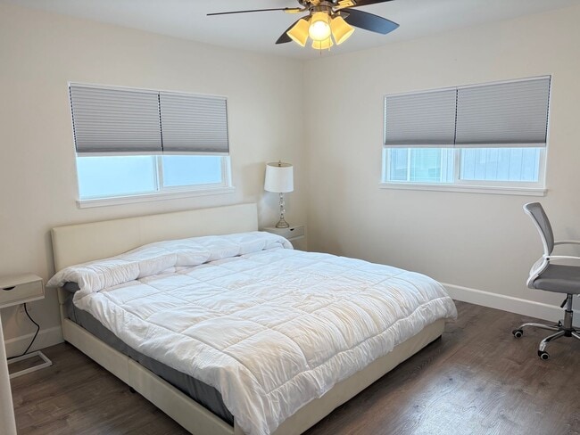 Building Photo - Large 5 Bedroom Home