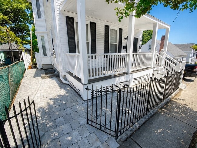 Building Photo - 323 Bainbridge St