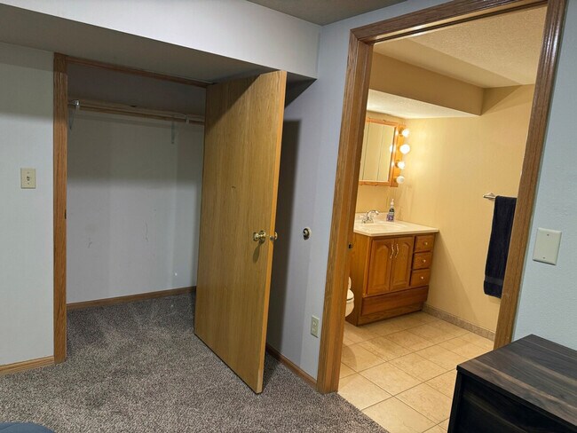 Building Photo - 202 NW Sharmin Dr