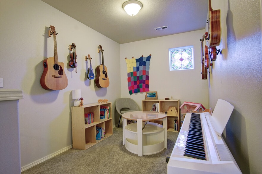 Building Photo - 2727 N Crater Ln