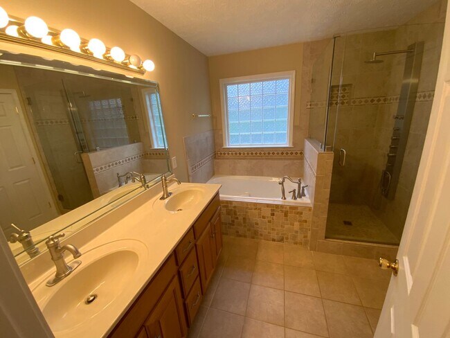 Building Photo - Lovely, well maintained Smyrna home with private wooded backyard!