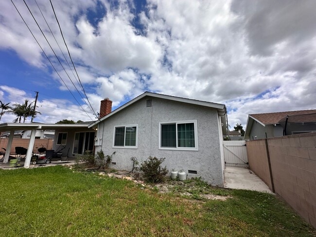 Building Photo - Beautiful 3BR/2BA Home with Large Backyard...