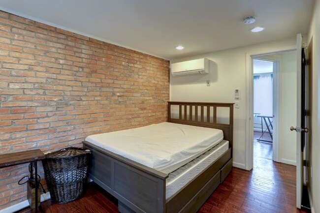 Building Photo - Charming 2BD/1BA - Upper Fells Point Townhome