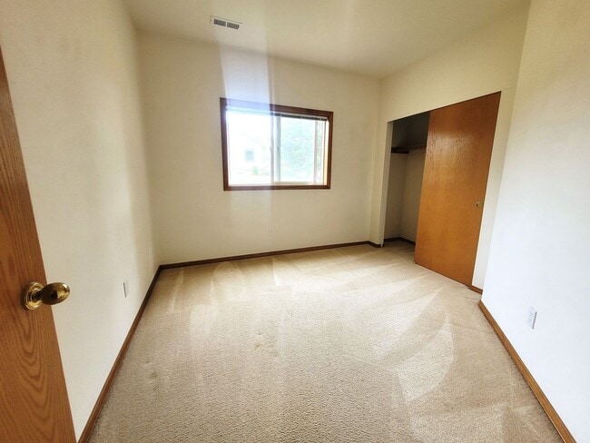 Building Photo - Charming Split-level 4 Bedroom Home - E Mc...