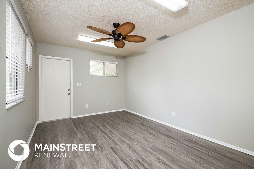 Building Photo - 744 Pineland Ave