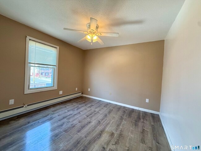 Building Photo - 8 Scott St