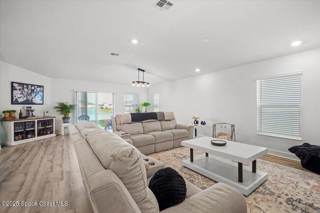 Building Photo - 527 Glaspell Cir SE