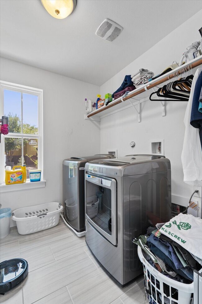 Building Photo - Spacious East Austin Home for Rent