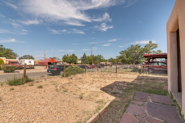 Building Photo - Cute Centrally Located Single Family Home Available Now!