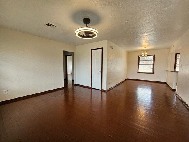 Building Photo - (3) Bed/(1) Bath Close to Campus Avail NOW!!