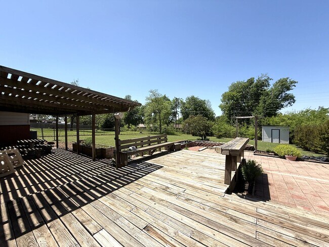 Building Photo - Timeless Comfort in Midwest City – 3BR Hom...