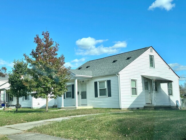 Building Photo - Beautiful, Renovated House! HW & LVT Floor...