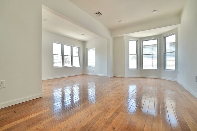 Building Photo - 264 Greylock Pkwy
