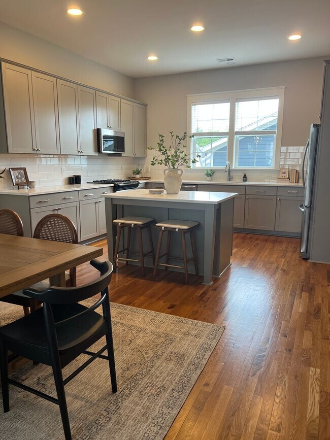 Building Photo - WOW!! One of the best Locations in one of the most desired neighborhoods