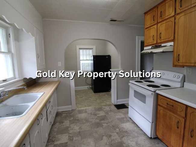 Building Photo - Adorable 2 BR 1 BA House with Garage and C...