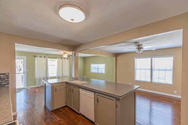 Building Photo - Cozy 3 Bed 2 Bath Home - Pets on Owner App...