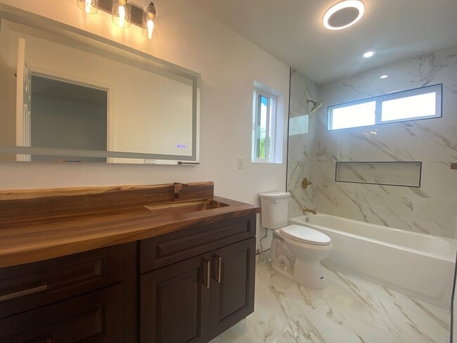 Building Photo - 3BR/2BA Two-Story Home in Ainaloa – Fenced & Gated