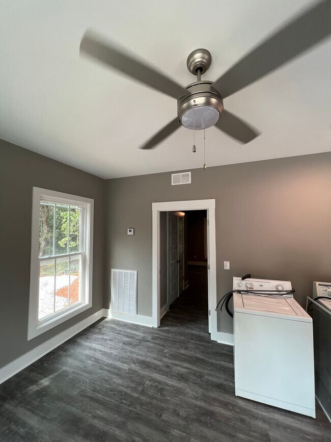 Building Photo - 1327 Park St