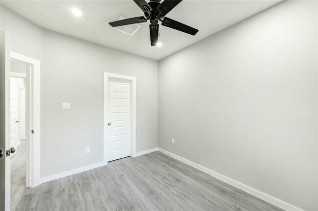 Building Photo - 8157 Tate St