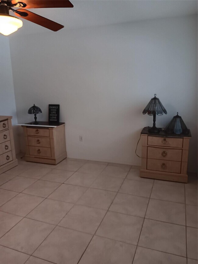 Building Photo - 1110 N Riverside Dr