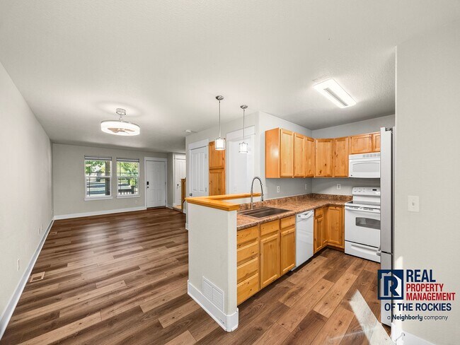 Building Photo - Beautiful 2 Bed 2.5 Bath Townhouse in West...