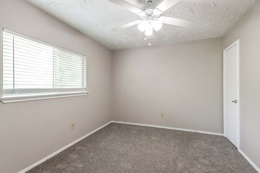 Building Photo - 10618 Plum Lake Dr